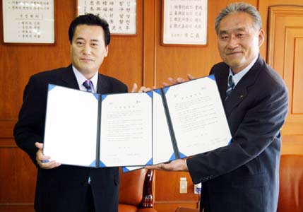 31일  태안군수실에서 교류협력 조익식을 마친 진태구 태안군수와 김성환 KBS극회 회장 